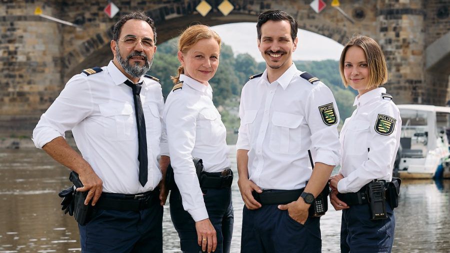 Im Bild v.l.n.r. Hauptkommissar Sami Fares (Adnan Maral), die Leiterin der Wache, Hauptkommissarin Maike Junghans (Carina Wiese), Kommissar Moritz Krätschmer (Ferdi Özten) und Kommissarin Jana Macourek (Barbara Prakopenka). (obr/spot)