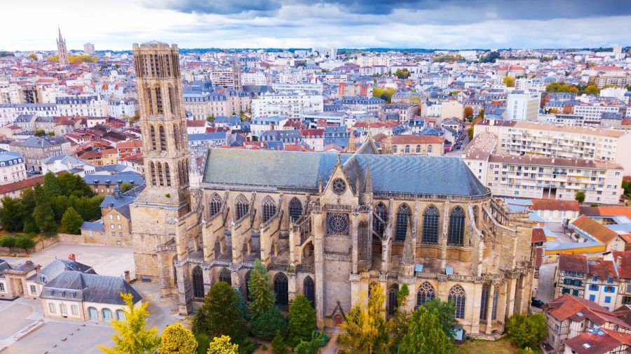 Die spektakuläre gotische Kathedrale Saint-Étienne ist nur ein guter Grund, auf den Spuren der diesjährigen Tour de France zu wandeln. (jer/spot)