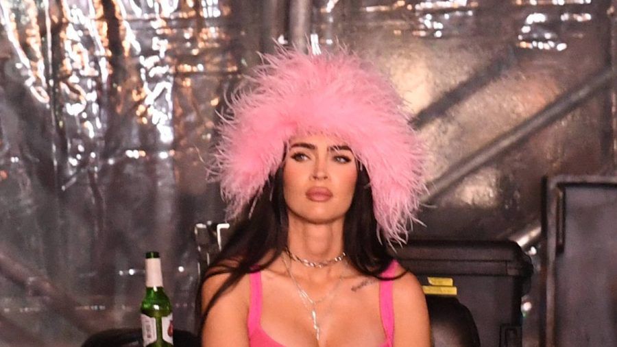 Megan Fox erfreut ihre Fans mit einer "herzzerreißenden und düsteren Gedichtsammlung". (tj/spot)