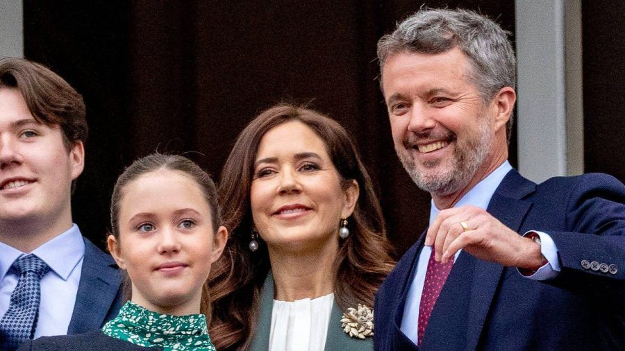 Prinzessin Josephine mit ihren Eltern, Kronprinz Frederik und Kronprinzessin Mary. (stk/spot)
