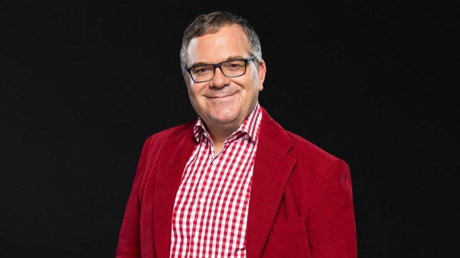Elton streift jetzt für RTL sein rotes "Blamieren oder kassieren"-Sakko über. (smi/spot)