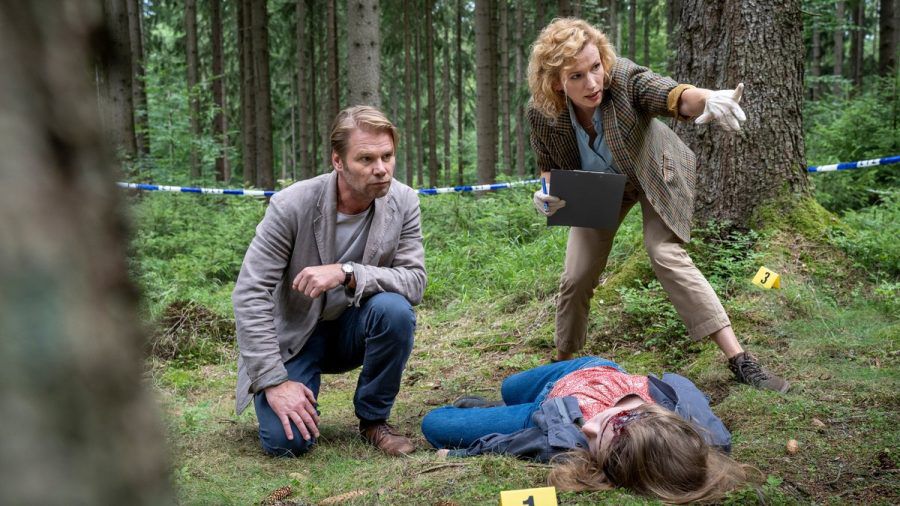"Erzgebirgskrimi: Tödlicher Akkord": Hauptkommissar Robert Winkler (Kai Scheve) und Rechtsmedizinerin Charlotte von Sellin (Adina Vetter) am Tatort. (cg/spot)