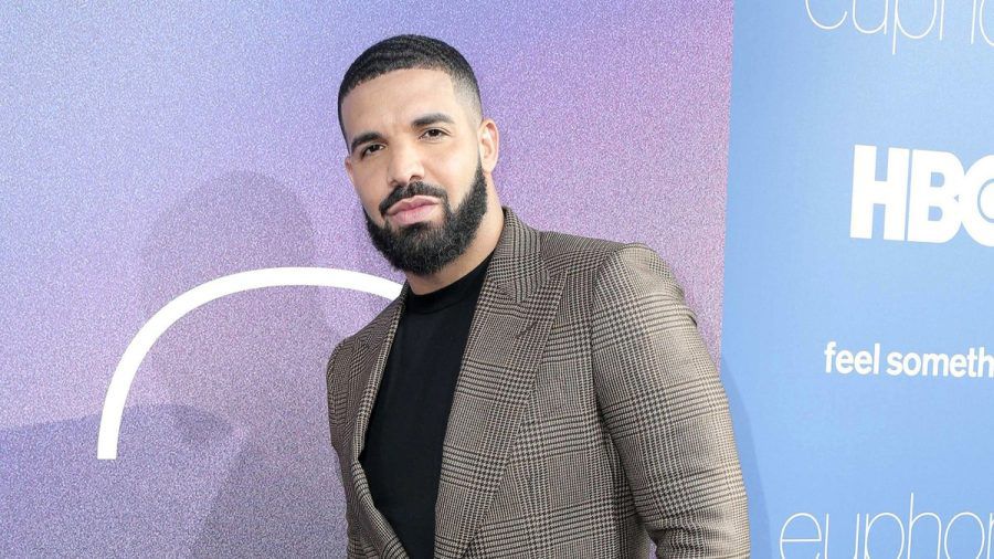 Rapper Drake hat seine Fans bei einem Konzert gegeben, Rücksicht auf seinen fünfjährigen Sohn zu nehmen. (the/spot)