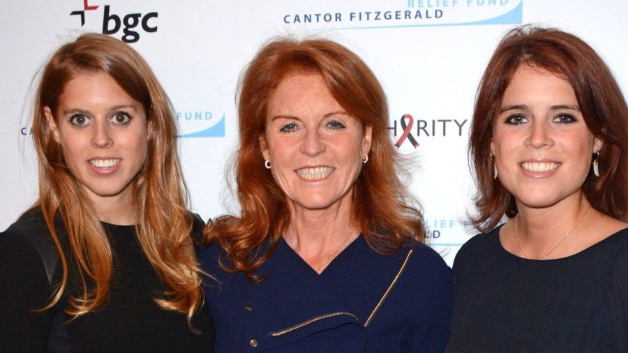 Prinzessin Beatrice (l.) mit ihrer Mutter Sarah Ferguson, Herzogin von York, und ihrer Schwester Prinzessin Eugenie bei einem Charity-Event. (ili/spot)