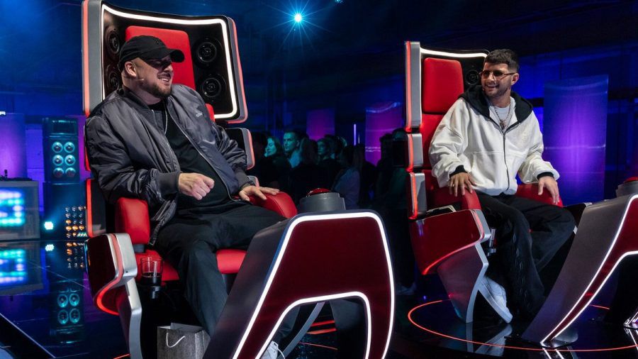 Kool Savas (l.) und Dardan auf den roten "The Voice"-Stühlen. (jom/spot)
