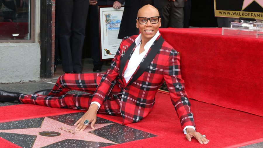 RuPaul mit seinem Stern auf dem Hollywood Walk of Fame. (wue/spot)