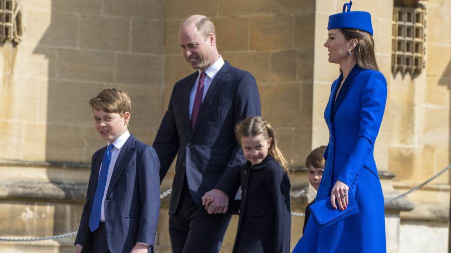 Prinz George (l.) mit Papa William, den Geschwistern Charlotte und Louis und Mama Kate. (dr/spot)