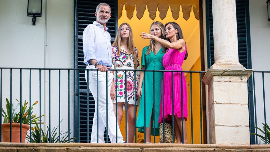Auf dem Balkon ihrer mallorquinischen Sommerresidenz: die spanische Königsfamilie. (ncz/spot)