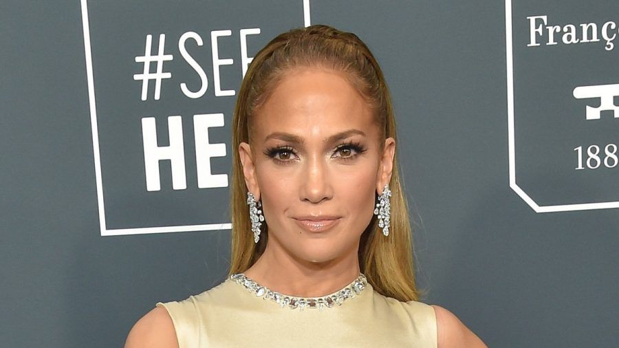 Jennifer Lopez feierte kurz nach ihrem 54. Geburtstag ausgelassen in Italien. Ihr Ehemann war aber anscheinend nicht dabei. (ae/spot)