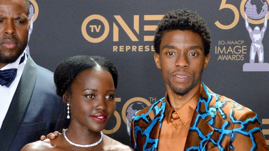 Chadwick Boseman und Lupita Nyong'o bei einem gemeinsamen Pressetermin. (stk/spot)