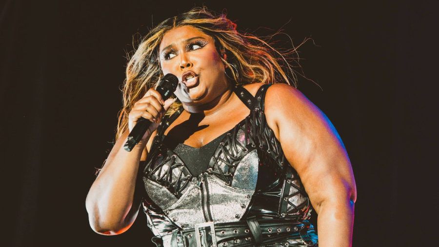 Lizzo steht in der Kritik. (aha/spot)
