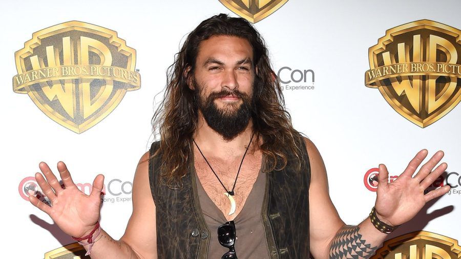 Jason Momoa hat sich am Freitag auf einem Konzert von Metallica und Pantera vergnügt. (wue/spot)