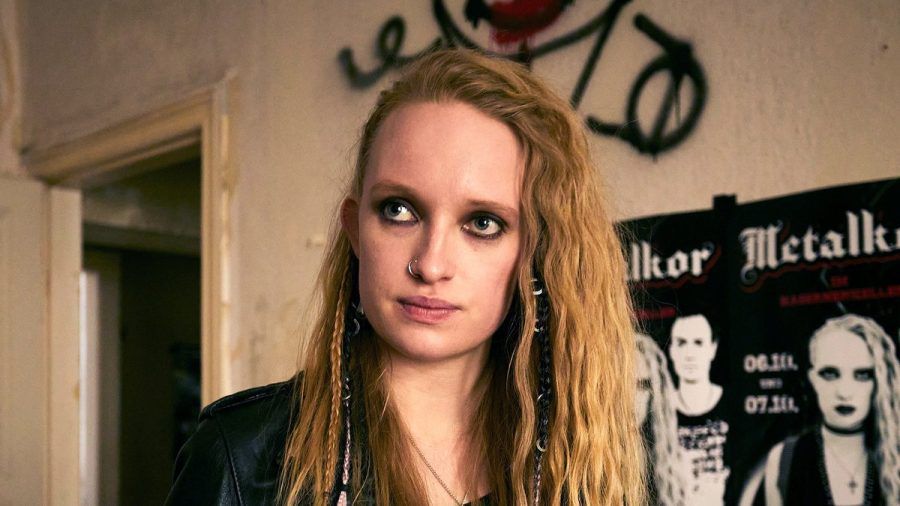 "Die Heiland - Wir sind Anwalt: Rebellenkind": Natti Hendricks (Luzia Oppermann) scheint niemandem zu vertrauen. (cg/spot)