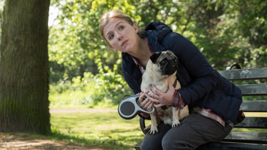 "Ein Mops zum Verlieben": Als Hundehalterin trifft Single Sarah (Beattie Edmondson) auf der Heide viele Männer. (cg/spot)
