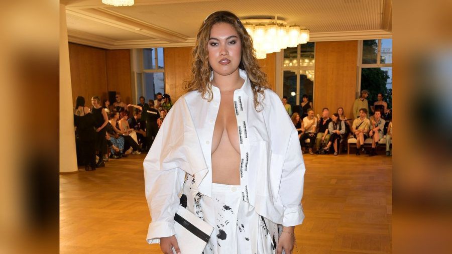 Vivien Blotzki fällt mit freizügigen Looks auf, wie hier im Juli bei der Namilia-Fashion-Show in Berlin. (ae/spot)