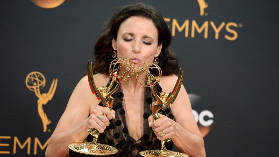 TV-Stars wie hier Julia Louis-Dreyfus müssen noch bis Januar auf die Emmys warten. (smi/spot)