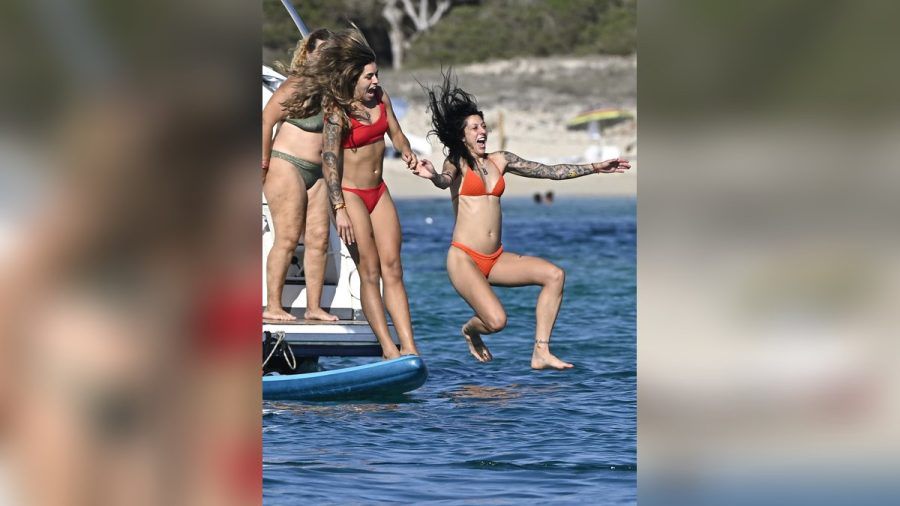 Und rein ins kühle Wasser: So fröhlich planschten die spanischen Fußball-Weltmeisterinnen vor Ibiza. (sb/spot)