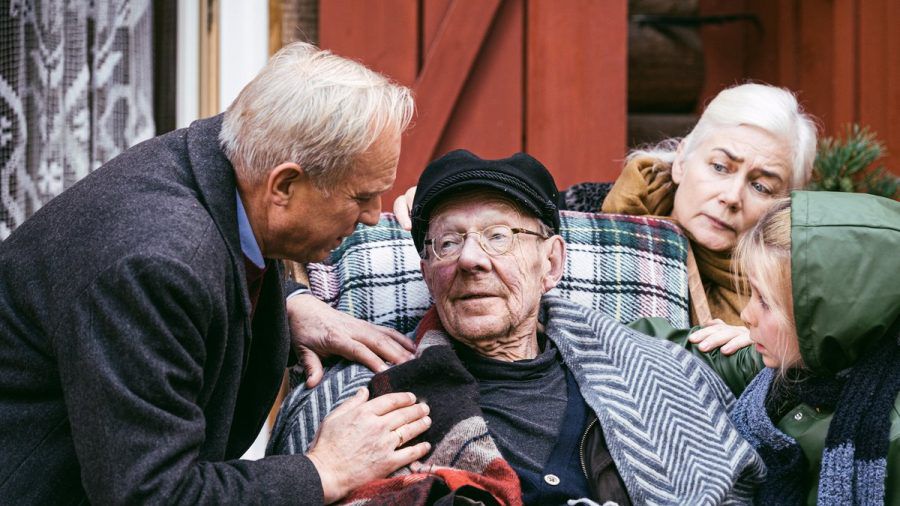 "Meeresleuchten": Der rüstige, streitbare Kauz Max (Hans Peter Korff, M.) bekommt Hilfe von seinem neuen Freund Thomas Wintersperger (Ulrich Tukur, l). (cg/spot)