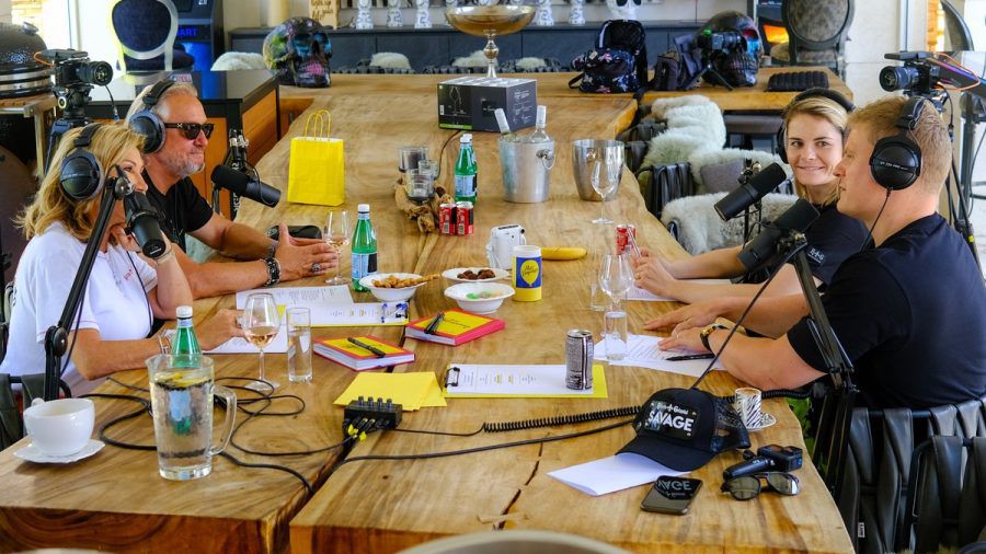 Carmen und Robert Geiss (l.) mit Hazel Brugger und Thomas Spitzer bei der Podcast-Aufnahme. (jom/spot)