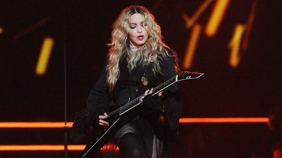 Madonna bei einem Auftritt vor mehreren Jahren. Derzeit ruht sie sich noch aus und steht nicht selbst auf der Bühne. (wue/spot)