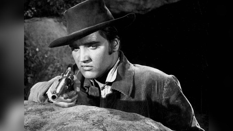 Waffennarr Elvis Presley, hier in dem Film "Flammender Stern". (smi/spot)