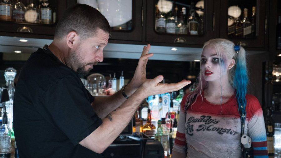 David Ayer mit Margot Robbie am Set von "Suicide Squad". (smi/spot)