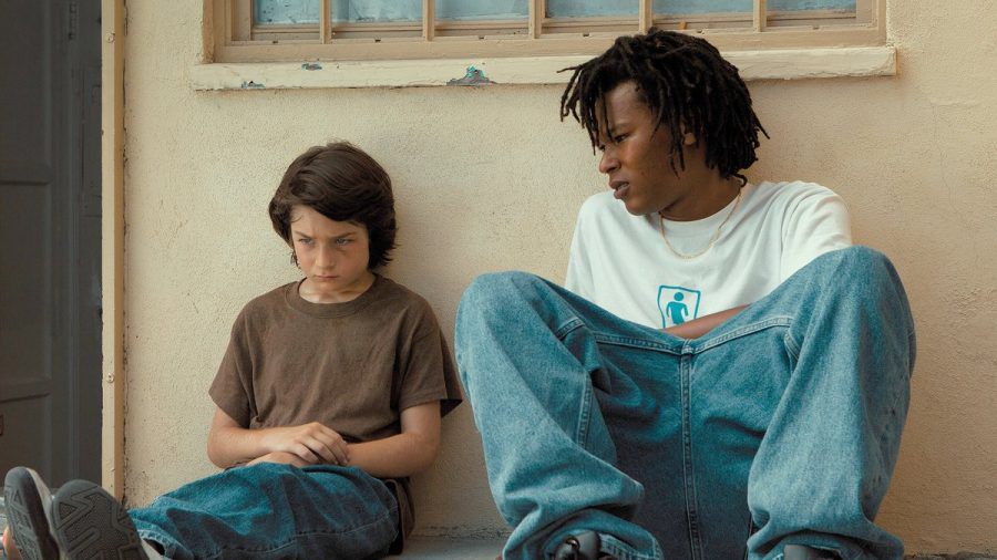 "Mid90s": Stevie (Sunny Suljic, l.) schüttet Ray (Na-kel Smith) sein Herz aus. (cg/spot)