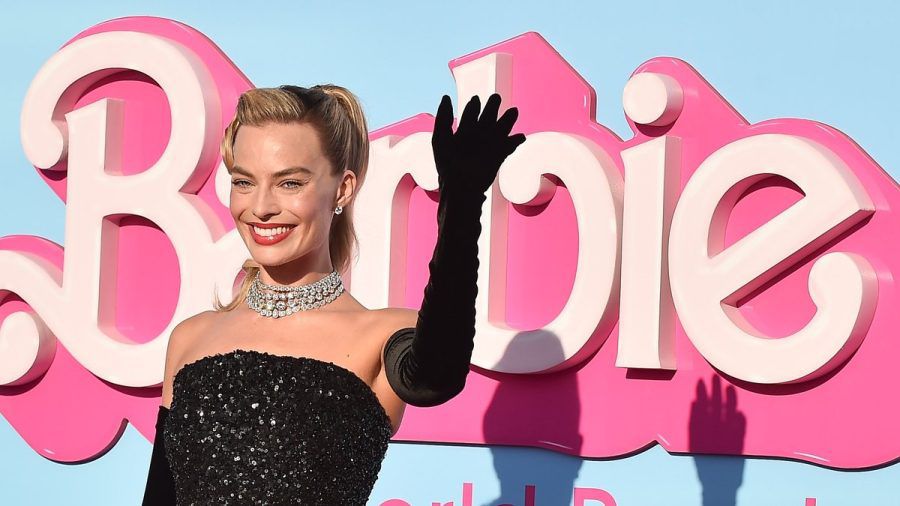 Margot Robbie winkt bei der Weltpremiere von "Barbie" ins Publikum. (the/spot)