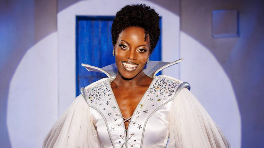 Florence Kasumba als Tanja im Musical "Mamma Mia!". (jom/spot)