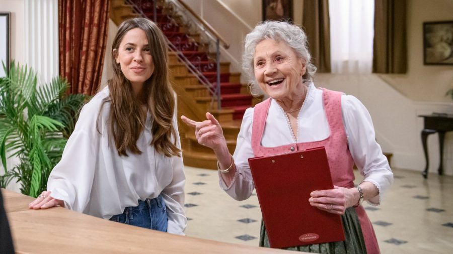 Antje Hagen mit Gaststar Vanessa Mai in "Sturm der Liebe". (ili/spot)