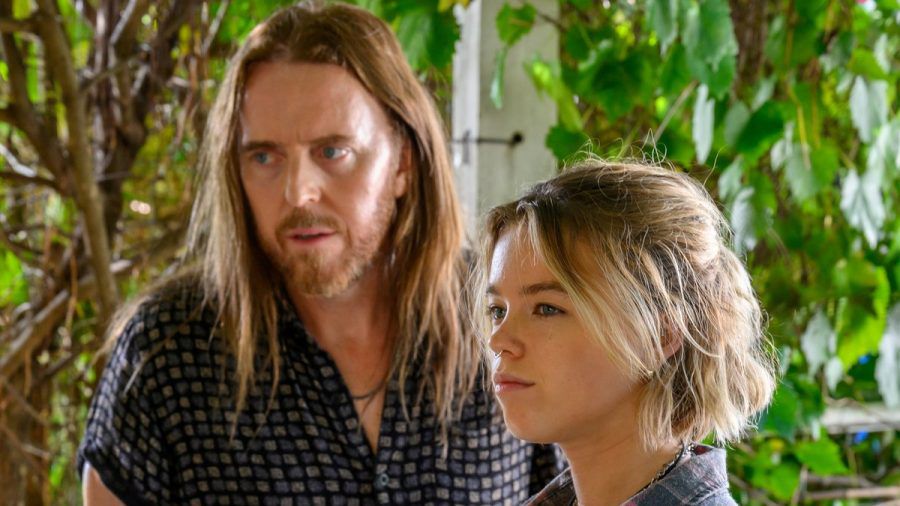 Lucky (Tim Minchin) und Megan (Milly Alcock) verschlägt es in Staffel zwei von "Upright" in den australischen Dschungel. (stk/spot)