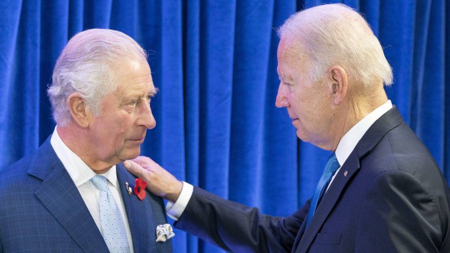 König Charles (l.) sichert Joe Biden und den Amerikanern seine Solidarität. (smi/spot)