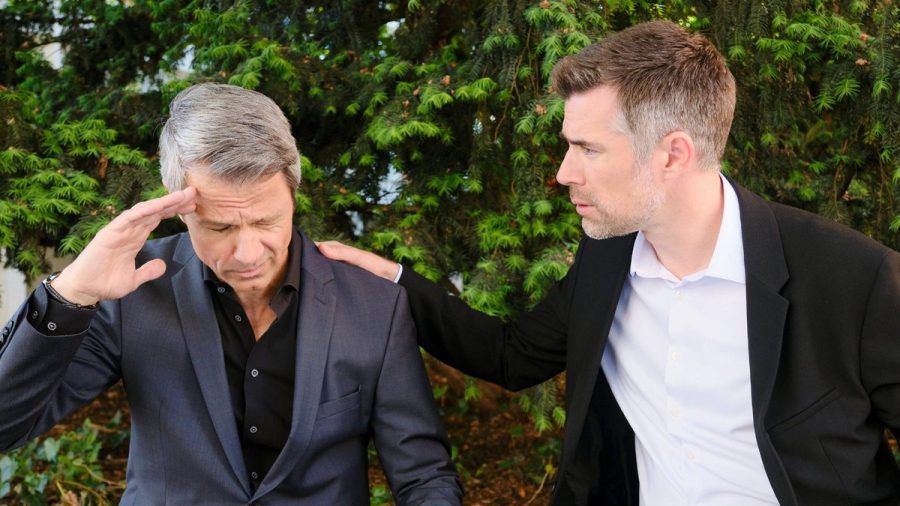 "Unter uns": Benedikt (l.) spielt Dominic einen Kollaps vor. (cg/spot)