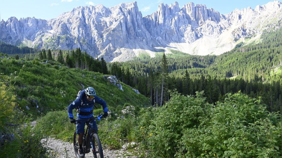 Auf der Tour durch den Rosengarten gehört auch der Blick auf den Latemar zum spektakulären Dolomiten-Panorama. (elm/spot)