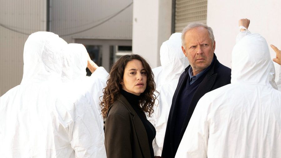"Tatort: Borowski und die Angst der weißen Männer": Mila Sahin (Almila Bagriacik, l.) und Klaus Borowski (Axel Milberg) ermitteln im Mordfall einer jungen Frau. (hub/spot)