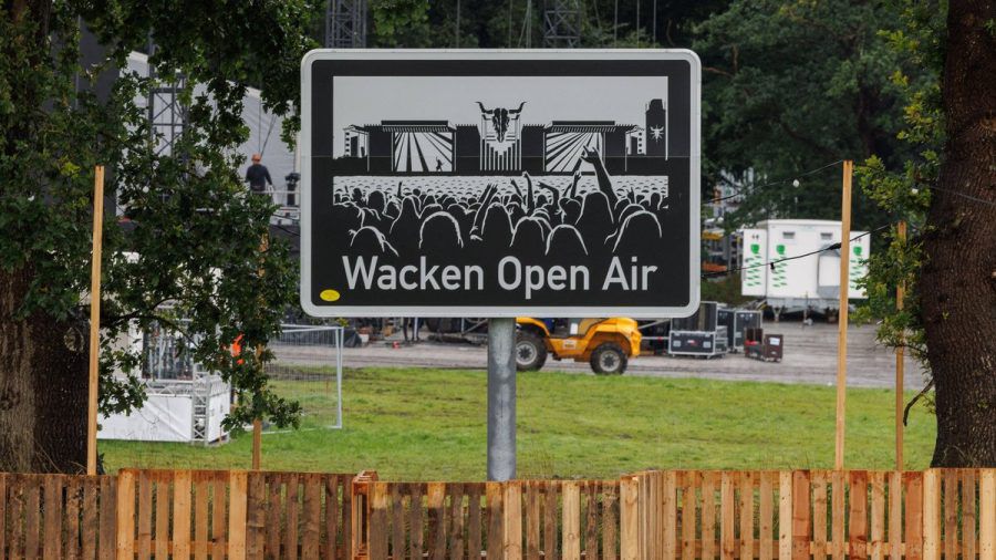 Starker Regen beeinträchtigt die Anreise: Der Startschuss für das Wacken Open Air 2023 soll am Mittwochnachmittag fallen. (the/spot)