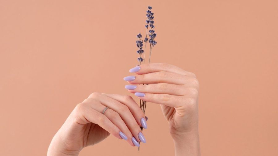 "Lavender Latte Nails" sind aktuell ein beliebter Nageldesign-Trend. (the/spot)