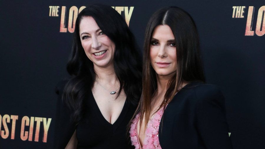 Gesine Bullock-Prado (l.) bezeichnete ihre berühmte Schwester Sandra Bullock als "wunderbar" und betonte, sie und die Krankenschwester seien für den Verstorbenen "die besten Betreuer" gewesen. (ae/spot)