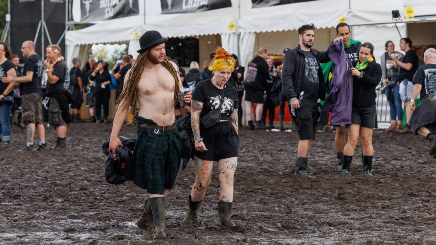 Regenmassen haben das Gelände des Wacken Open Airs in ein Schlammfeld verwandelt. (dr/spot)