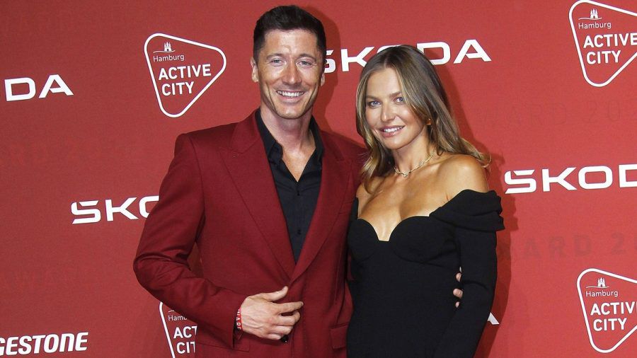 Robert Lewandowski und seine Frau Anna zeigten sich strahlend auf dem roten Teppich in Hamburg. (ae/spot)