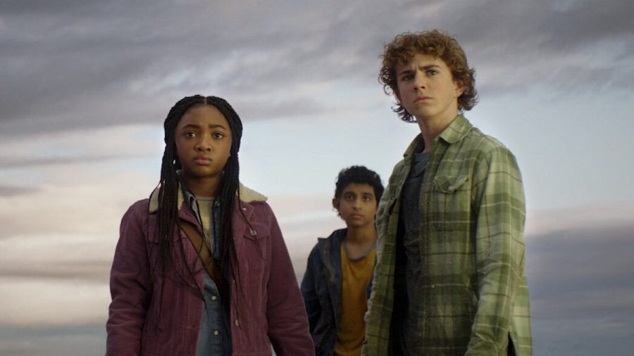 Walter Scobell (r.) als "Percy Jackson" mit Leah Sava Jeffries und Aryan Simhadri. (smi/spot)