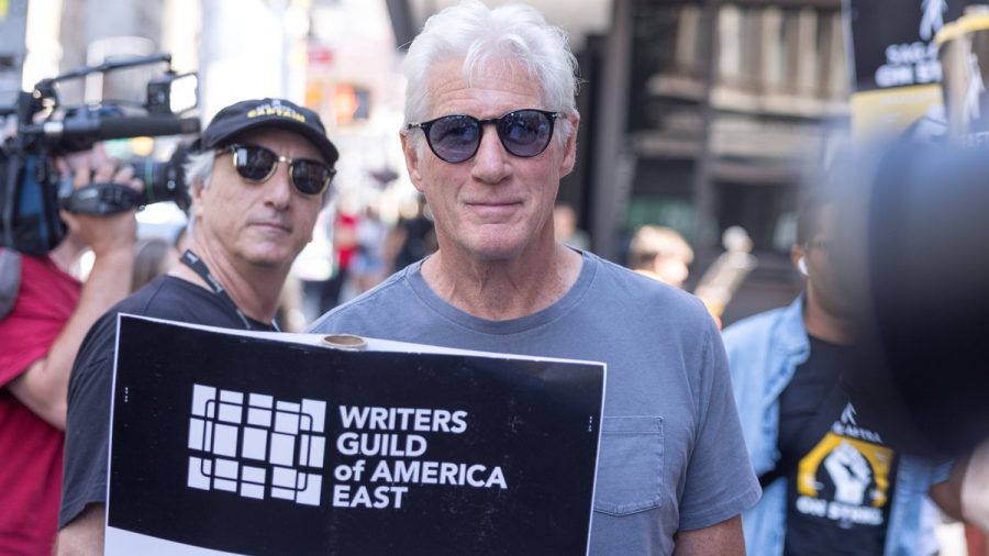 Richard Gere demonstriert. (smi/spot)