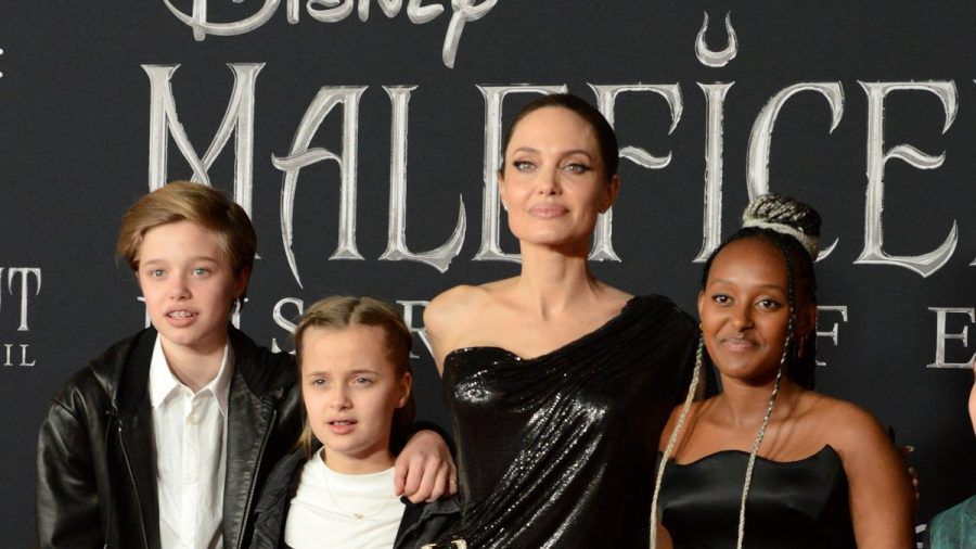 Angelina Jolie im Kreis ihrer Töchter Shiloh, Vivienne und Zahara (von links nach rechts). (the/spot)