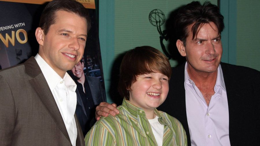 Angus T. Jones im Jahr 2007 mit seinen "Two and a Half Men"-Co-Stars Jon Cryer (l.) und Charlie Sheen (r.). (ncz/spot)