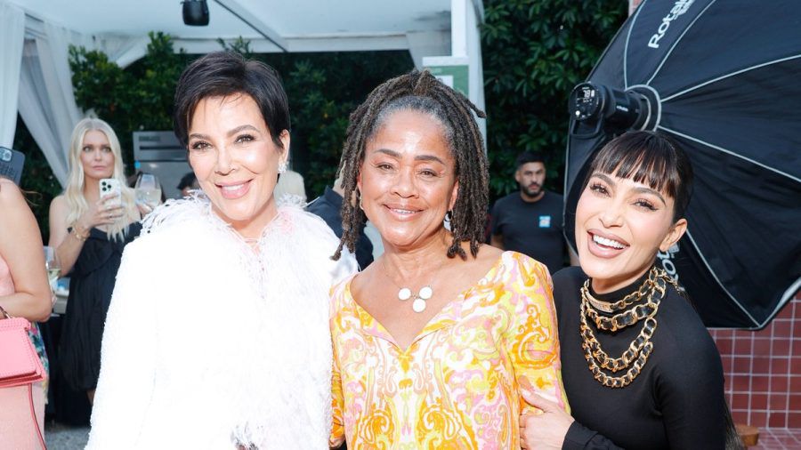 Kris Jenner, Doria Ragland und Kim Kardashian (v.l.) bei einer Charity-Gala in Los Angeles. (ili/spot)