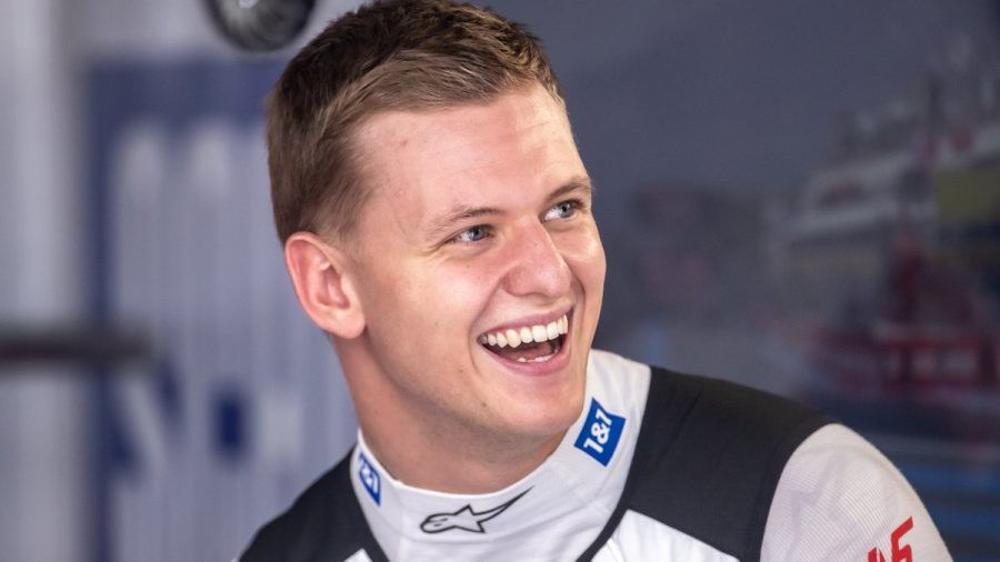 Mick Schumacher hat gut lachen: Im Urlaub zeigt er sich ganz verliebt. (ae/spot)