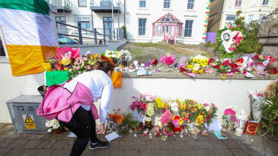 Im Haus an der Strand Road lebte Sinéad O'Connor 15 Jahre lang. Hier führte der Trauerzug vorbei und viele Menschen erwiesen ihr mit Blumen und Karten die letzte Ehre. (ae/spot)
