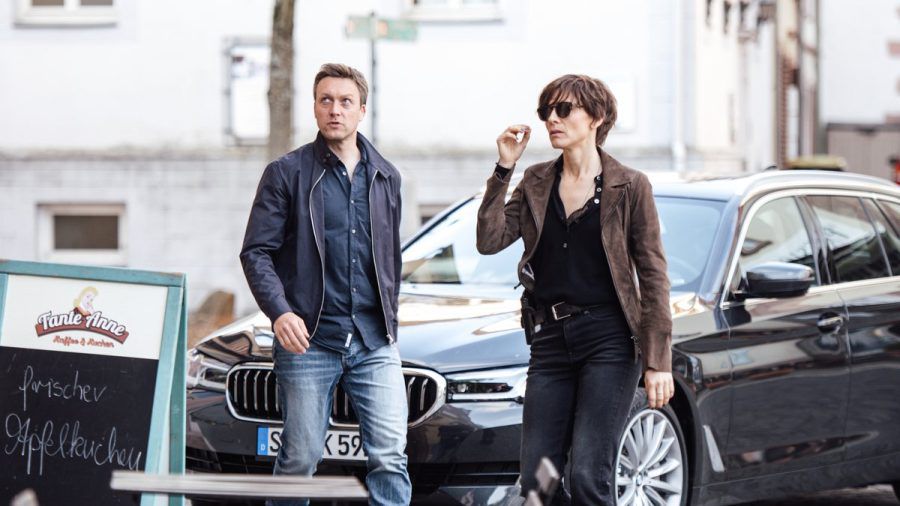 "In Wahrheit: Blind vor Liebe": Freddy (Robin Sondermann) und Judith (Christina Hecke) verfolgen eine Spur. (cg/spot)