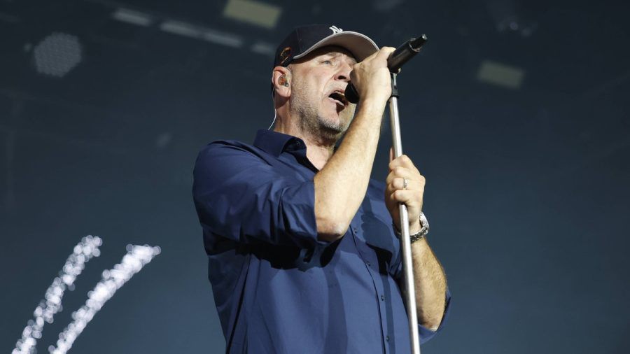 Kai Wingenfelder bei einem Konzert von Fury in the Slaughterhouse im Juli 2023 auf dem Tollwood-Gelände in München. (the/spot)