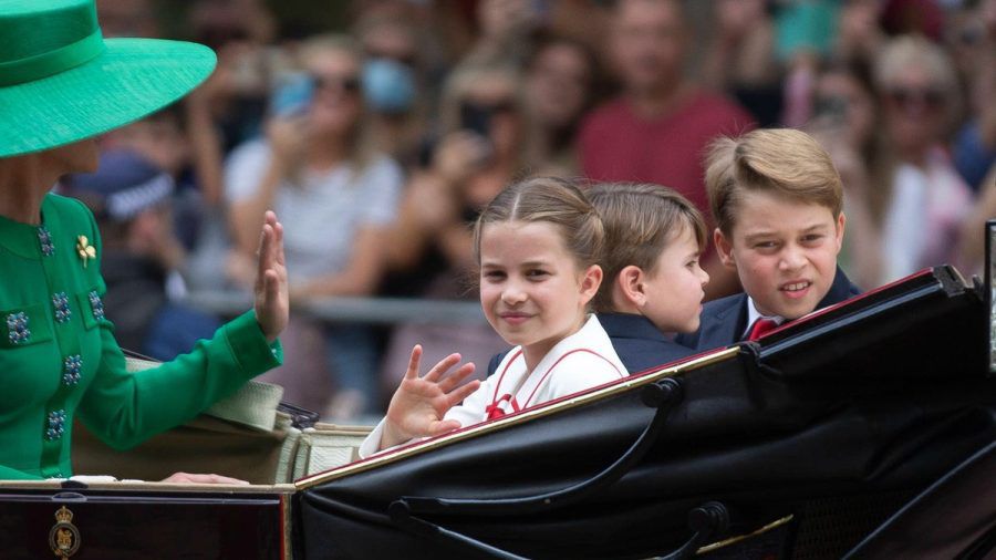 Die Kinder des Thronfolgerpaares werden langsam an öffentliche Auftritte gewöhnt. Dazu gehört auch, dass Charlotte, Louis (M.) und George die richtige Konversation bei Tisch lernen. (ae/spot)